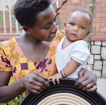 Abihuta Cooperative artisan with her child